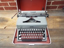 Royal Quiet De Luxe (Deluxe) / QDL Typewriter w/ Carrying Case/ Key, working thumbnail
