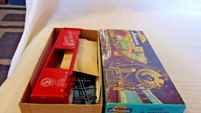 HO Scale Athearn 50' Box Car, Great Northern, Red, #3525 BNOS