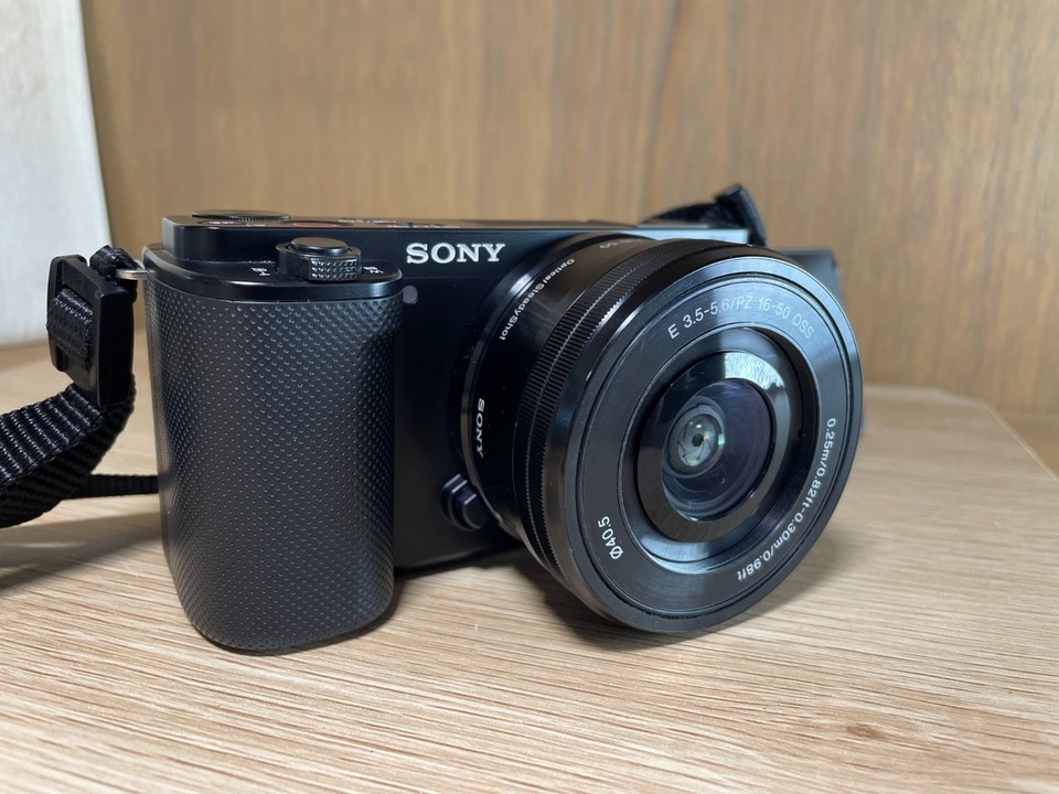 Sony ZV-E10 Vlog-Kamera Mit 50mm F1.8 Objektiv – APS-C, 4K, Schwenkbarer Touchscreen