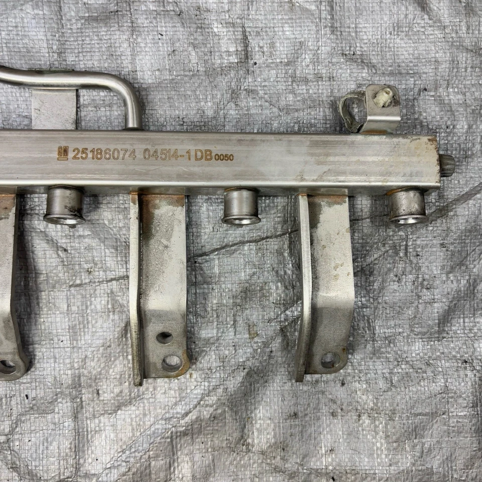 Chevrolet Sonic 2012-2018 montaje de riel de combustible del motor de 1,8 L 25186074 OEM Foto 2 de 4