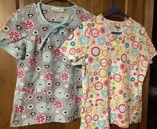 Peaches Womens Scrub Tops 2 Size Small Hearts Valentine Euc