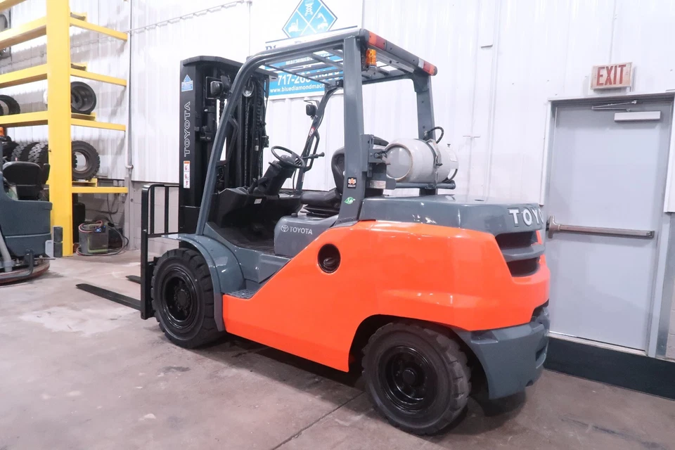 Toyota 8FG45U, 10,000# Pneumatic, Dual Fuel, Three Stage, Sideshift, Low Hours! - Image 3 of 4