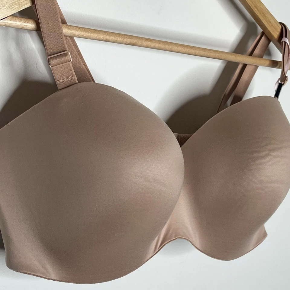 Sujetador sin tirantes forrado Victoria's Secret Body by Victoria bronceado desnudo 40DD con aros Foto 2 de 4