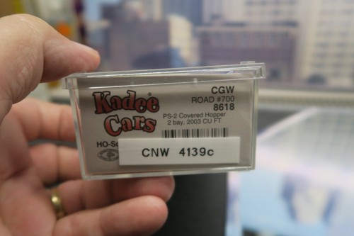 KADEE CARS HO SCALE CHICAGO NORTHWESTERN C & NW 4139 PS-2 2 BAY COVERED HOPPER ! - Picture 3 of 22