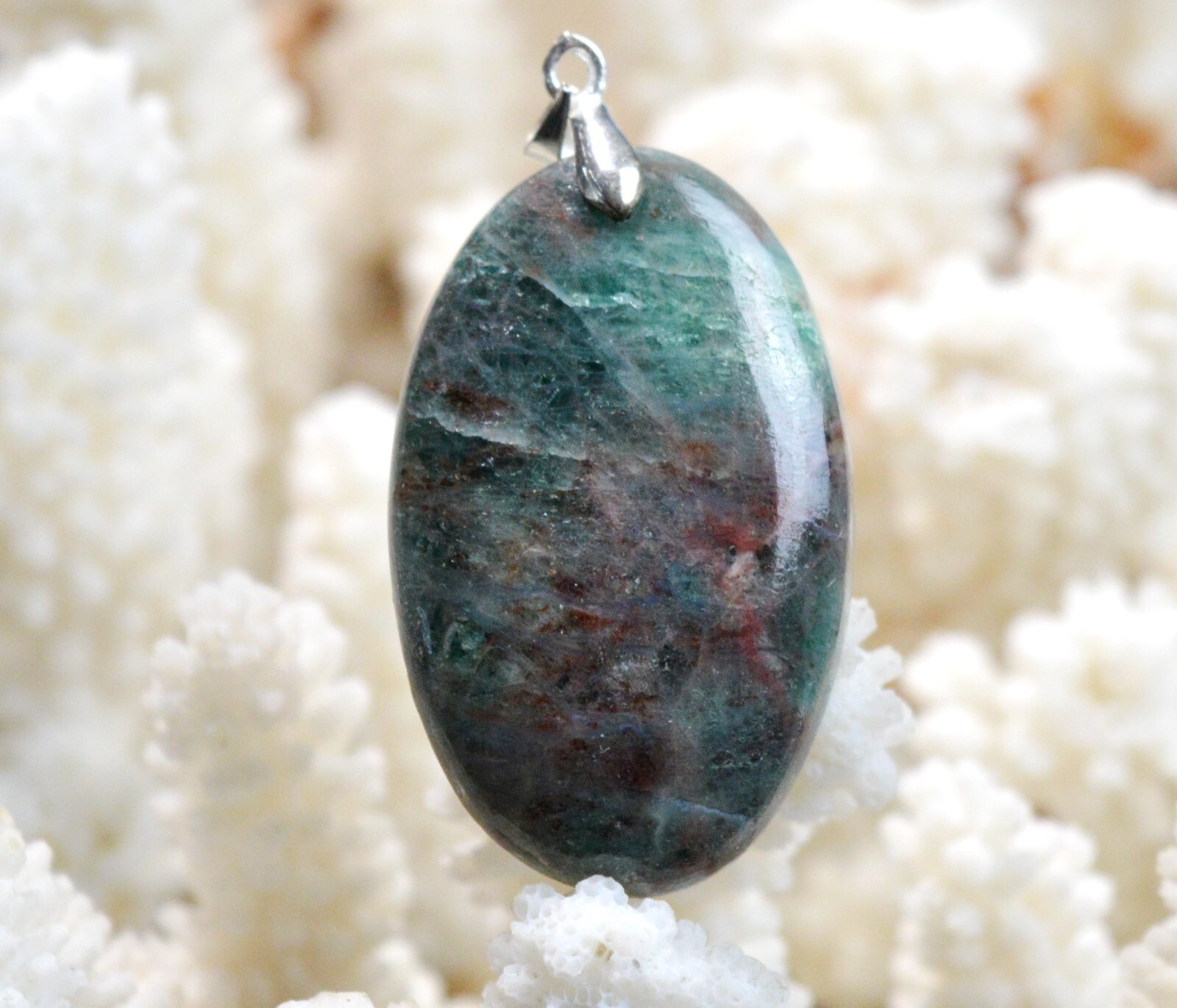 Apatite de Madagascar en pendentif cabochon de 70 carats pour sublimer vos tenues bohèmes