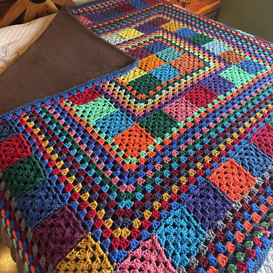 Manta de ganchillo hecha a mano Granny forrada con vellón suave 67”x67” cuadrada Foto 2 de 4