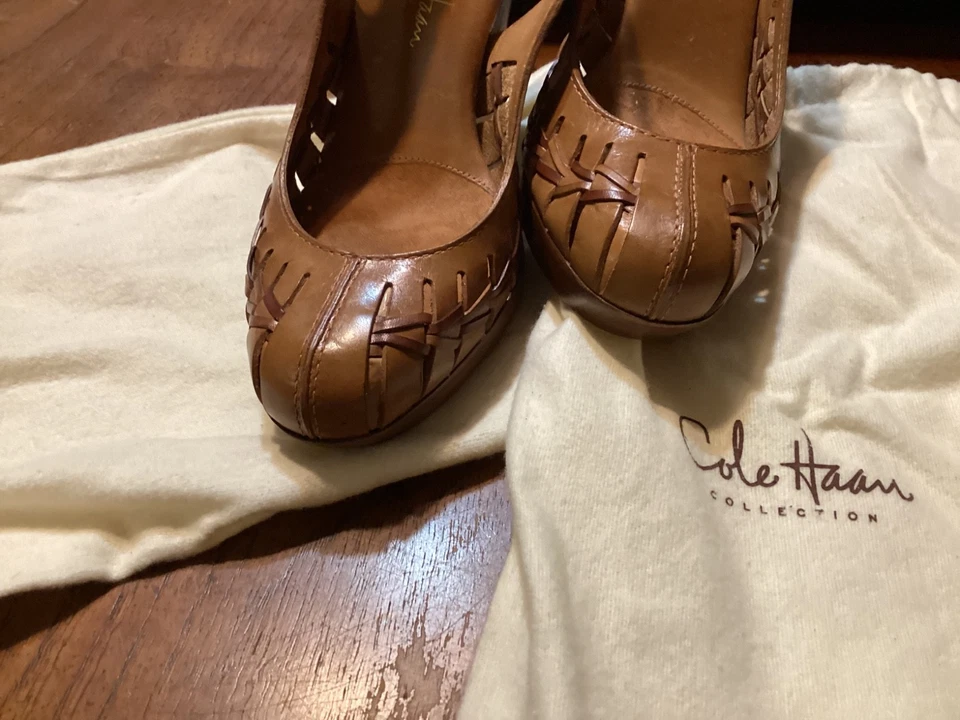 Tacones con cordones Cole Haan para mujer, marrón, 7,5, correa con hebilla Foto 2 de 4