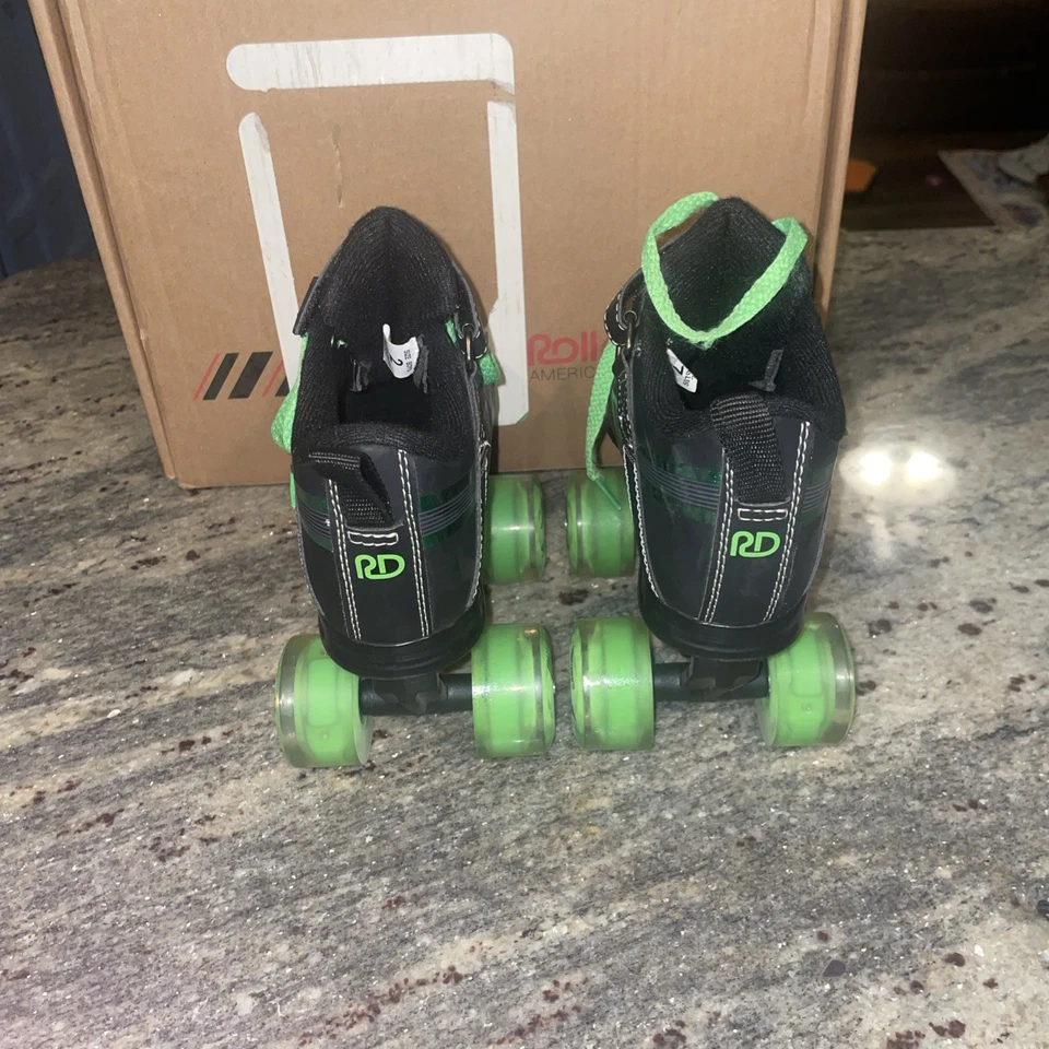 Roller Derby Firestar Boy’s Quad Skates Size 5 + Knee Pads Set w/ Box & Manual - Image 4 of 4