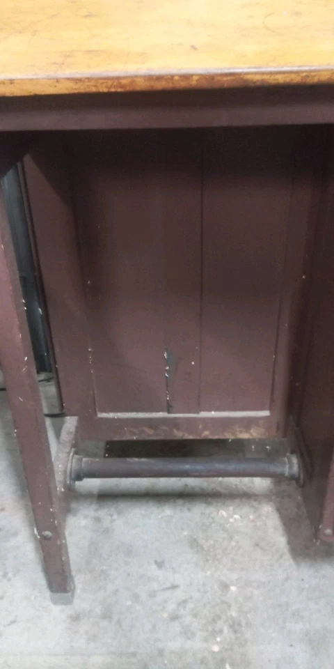 复古(1940 年代)E.H. Sheldon 6 抽屉教室绘图台。 钢和橡木。  — 第 2/4 张图片