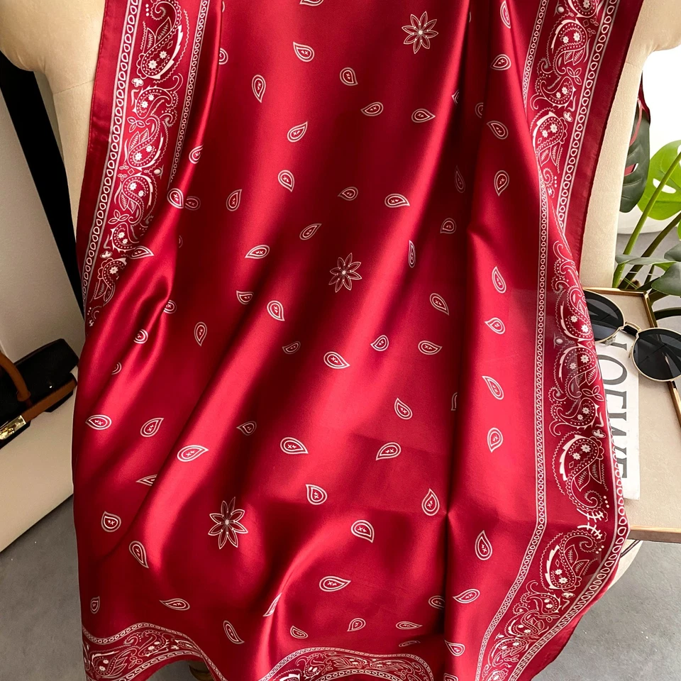 Lujosa bufanda pañuelo de cachemira roja sensación de seda grande cuadrada satinada envolvente estampado de vaquero Foto 2 de 3