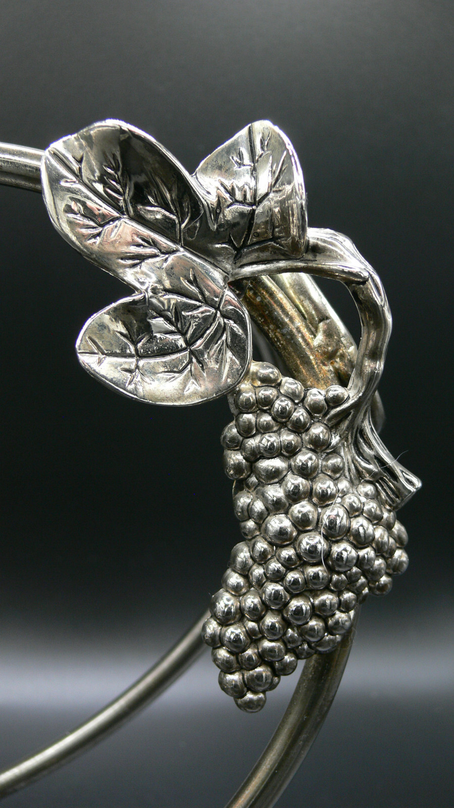 Silea Silver Plate Wine Holder/Pourer Grape& Leaf Decoration 20cm H