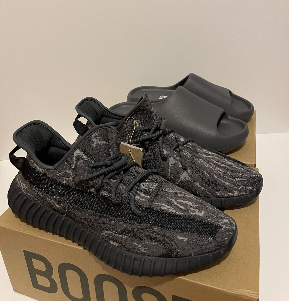 Adidas Yeezy Boost 350 MX Dark Salt Size 13 M & Yeezy SLIDE Adidas Yeezy Boost 350 MX Dark Salt Size 13 M & Yeezy SLIDE
