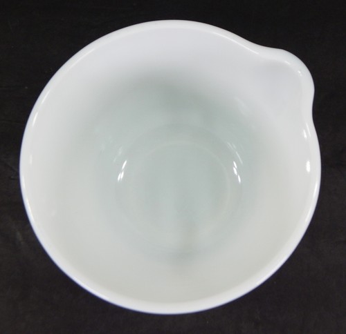 VINTAGE PYREX HAMILTON BEACH RIBBED MILK GLASS 6.25” MIXING BOWL #17 POUR SPOUT - Picture 7 of 9