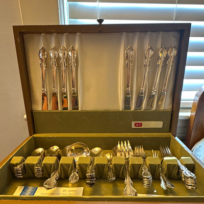 1847 Rogers Bros Silverplate 63 pc Flatware Set for 9 Floral Handles w/ Case