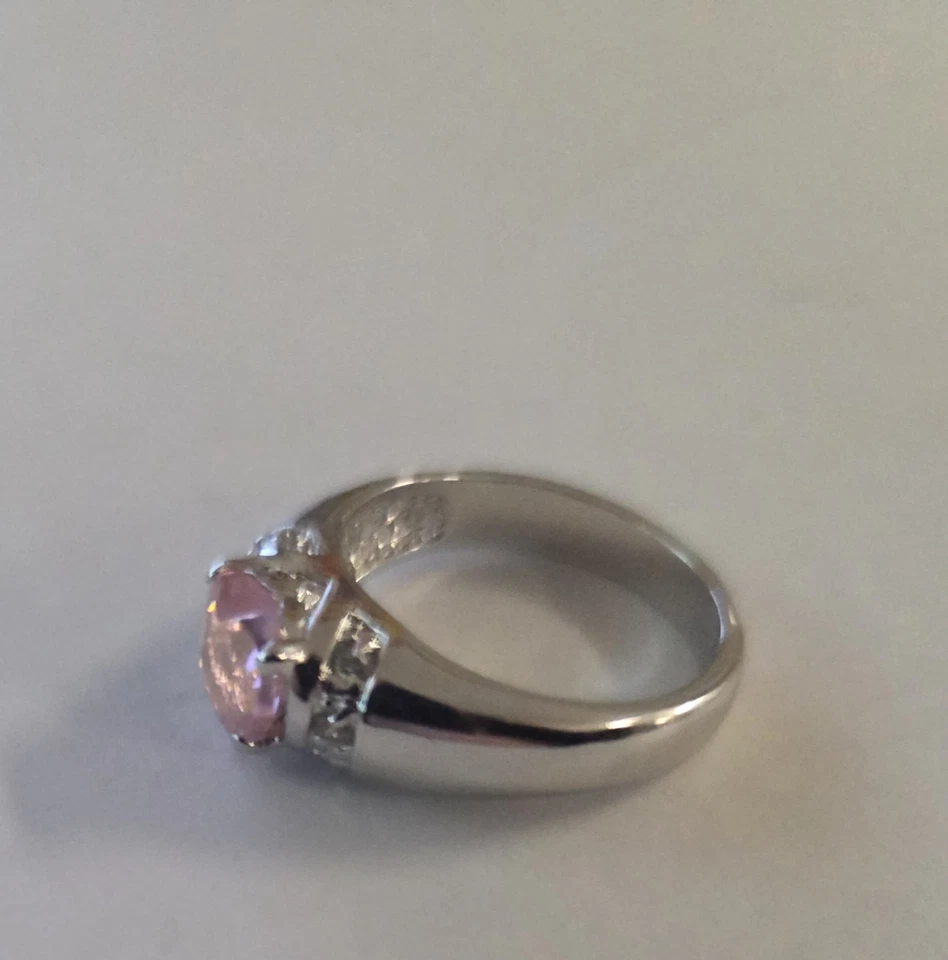 Anillo de plata con piedras preciosas de corazón rosa con detalles de diamantes Foto 3 de 4