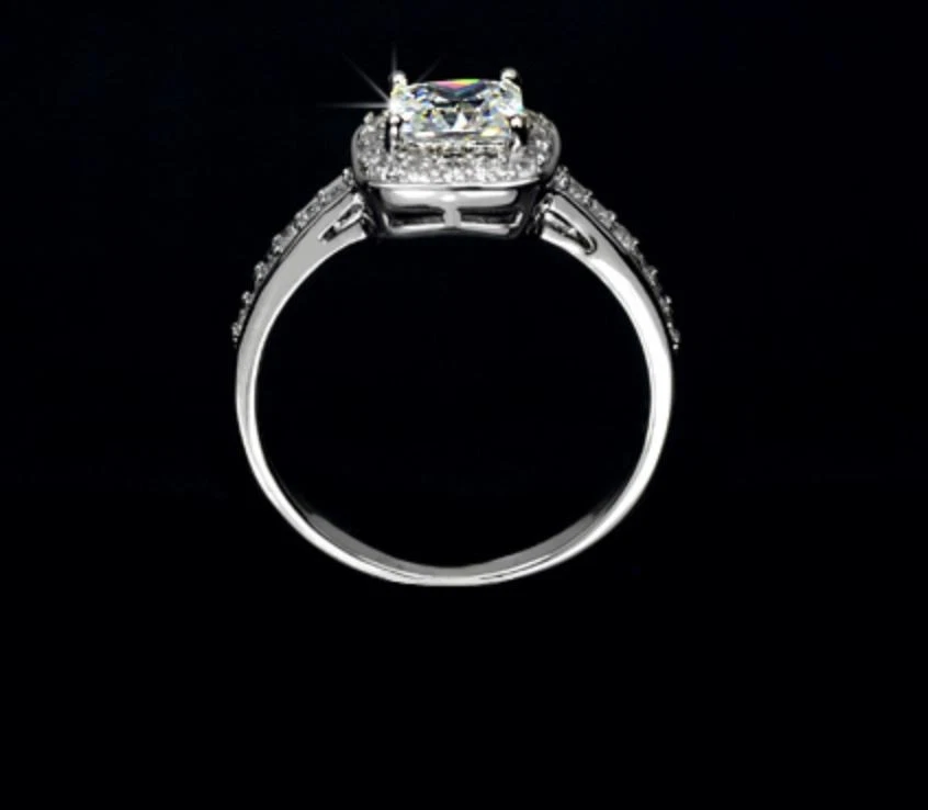 Anillo de compromiso de oro blanco de 14 quilates con halo de diamantes creado en laboratorio talla princesa de 2 quilates Foto 3 de 4