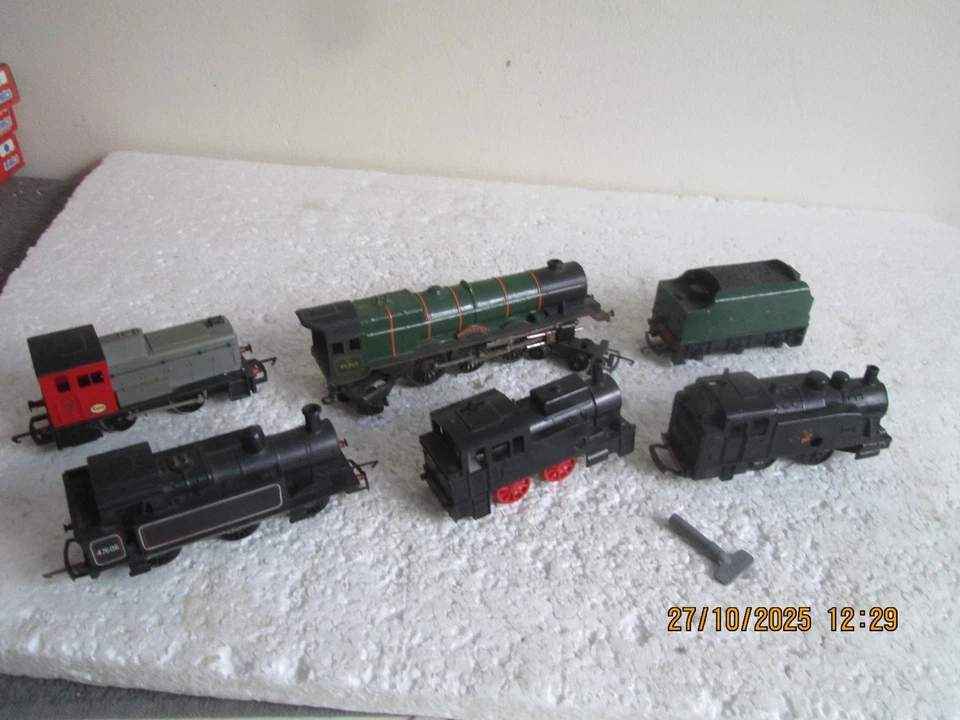 2  CLOCKWORK ENGINES WITH 1 KEY WORKING  + 3 OTHER ENGINES ETC.    see des. - Image 2 of 4