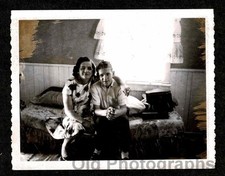 POLAROID WOMAN YOUNG MAN MOTHER SON COUCH DAYBED OLD/VINTAGE PHOTO- H670