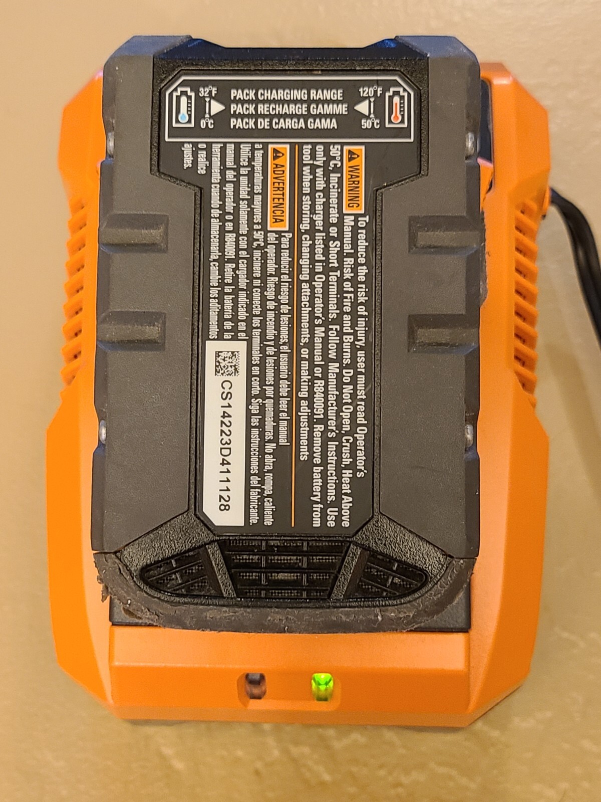 RIDGID R86091 18V BATTERY CHARGER + TWO R840085 18V LIION BATTERY