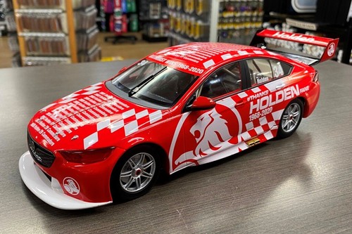 37995 HOLDEN WINS AT BATHURST COMMEMORATIVE LIVERY 1:18 MODEL CAR + FREE PIN - Picture 4 of 7