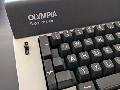 Olympia Report de Luxe Elektrische Schreibmaschine Modell SKE mit Ersatzfarbband