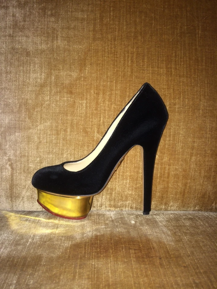 Charlotte Olympia Dolly Black Velvet Platform Pumps with Gold Metallic Trim – Si Foto 2 de 4