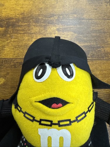 Peluche amarillo M&M '05 14" Darth Vader con sable de luz y casco - Imagen 2 de 8