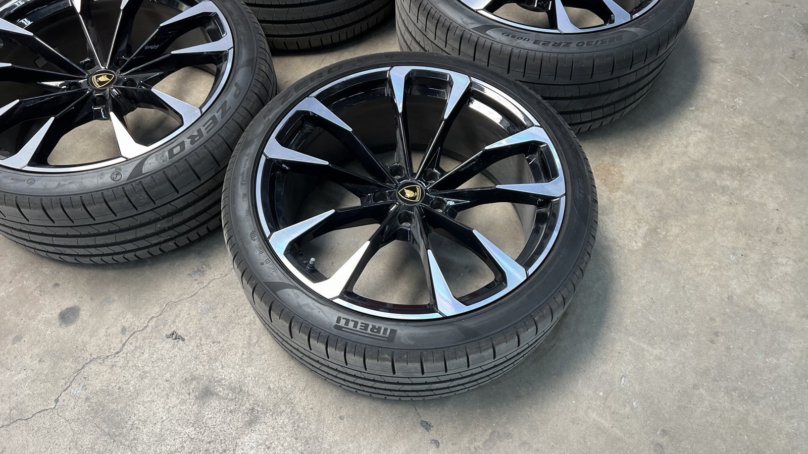 Lamborghini Urus 23” Wheels Rims Black OEM