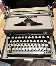 Vintage 1940s Royal Quiet De Luxe Manual Portable Typewriter with Case thumbnail