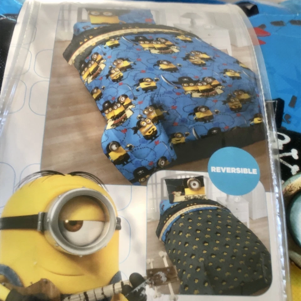 Minions Pirates 4 Piece TWIN Bed Set with Bonus Tote Bag, Reversible Comforter - Image 3 of 4