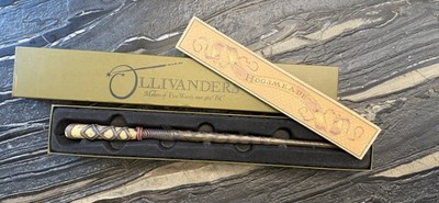 Wizarding World of Harry Potter Vine 10 Ollivander's Interactive Wand W/ Box Map