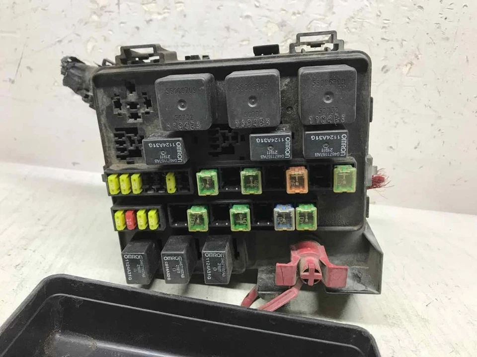 Dodge Stratus 2003-2004 compartimento del motor caja de fusibles OEM (04896102AN) Foto 3 de 4