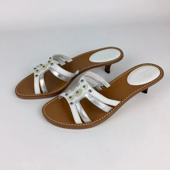 Sandalias de cuero blancas plateadas Cole Haan para mujer con tachuelas de tacón de gatito talla 8,5 Foto 3 de 4