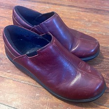 Crocs Chelea Leather Work Clogs Womens 8 Burgundy Non Slip Resistant Nurse Shoe