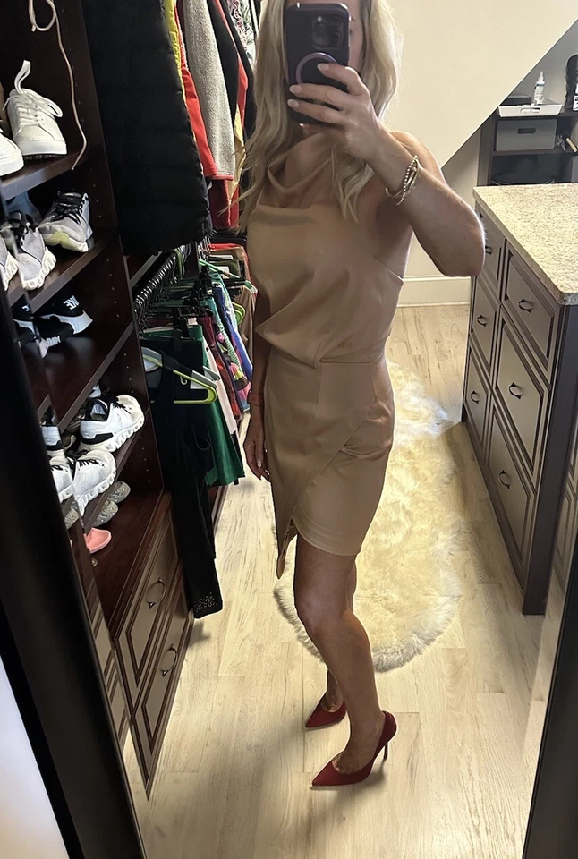 Vestido de Cóctel Revolve Elliatt Asimétrico Camuflaje en Camel Drapeado Halter Cuello Talla Pequeña Foto 4 de 4