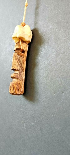 Colgante de madera grabado a mano con sombrero de hueso de jabalí, 3"-8 cm, hecho en Bulgaria - Imagen 3 de 8