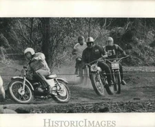 1971 Press Photo Motorcycle Racers Hurtle Toward The Straightway On Dirt Track