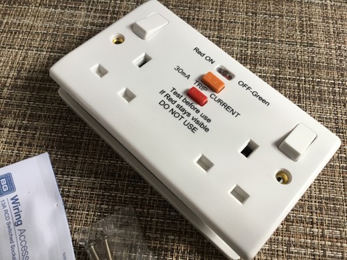 BG Nexus 822RCD - 2 Gang Twin RCD Protected 13 Amp Switched Plug Socket Slimline - Picture 3 of 7