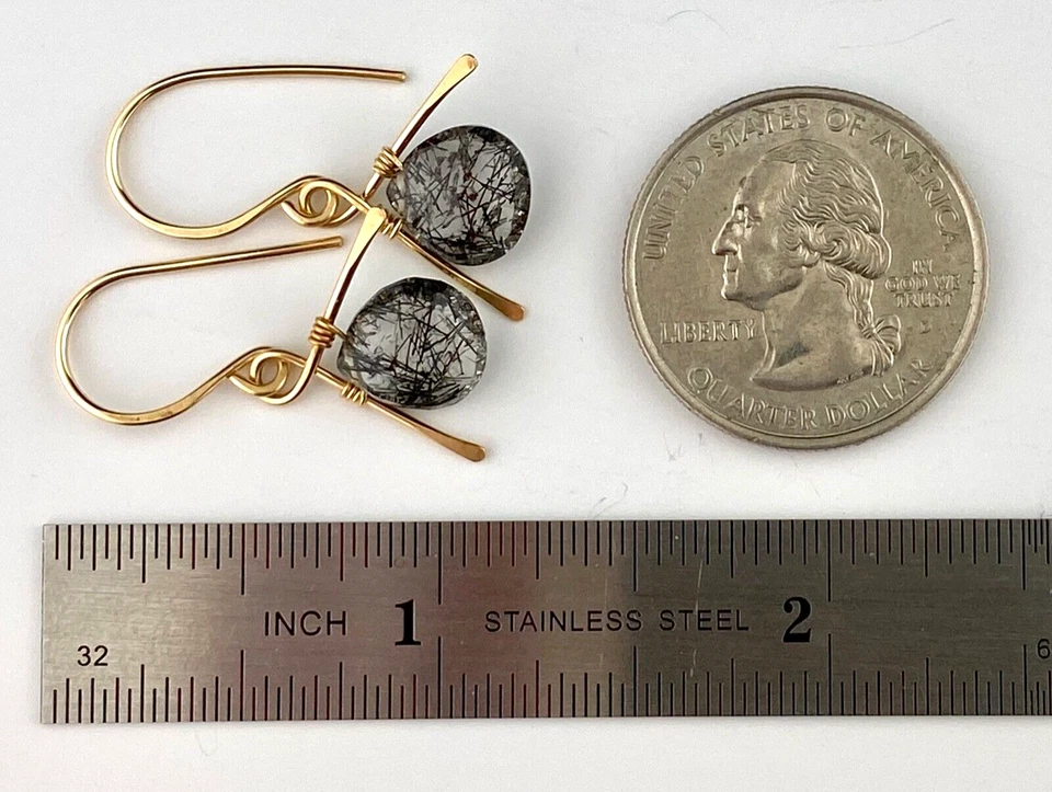 Pendientes minimalistas de piedra de cuarzo gris negro envueltos en alambre de oro macizo de 14k Foto 4 de 4