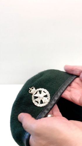 Royal Green Jackets Beret, Badge & Lanyard. Various Sizes. British Army-Issue. - Video 1 of 1