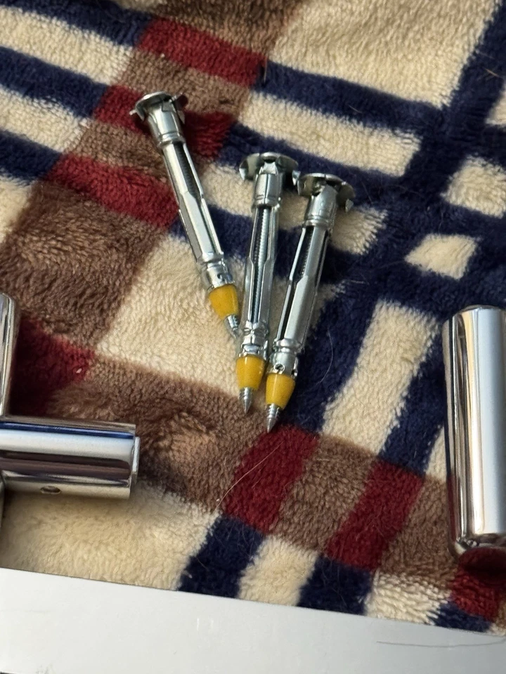 Gancho triple bata decoración moderna Gatco Latitude II en níquel satinado Foto 4 de 4