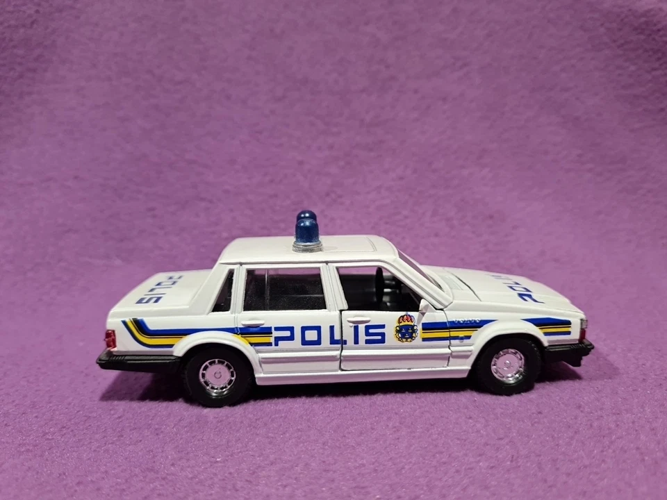 CORGI TOYS VOLVO 740 POLIS SWEDEN SCALA 1:36 - Immagine 2 di 4