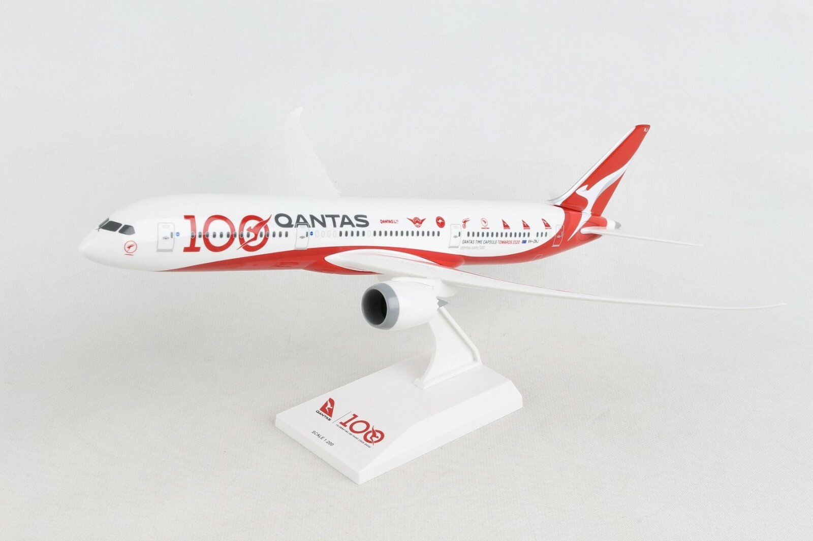 Skymarks SKR1044 Qantas Boeing 787-900 100th Annv Desk Top Model 1/200 Airplane