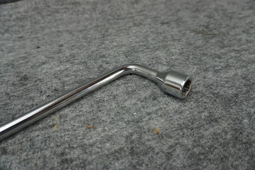 ✔ EMERGENCY LUG WRENCH TOOL MERCEDES W219 CLS550 CLS63 E350 E63 OEM - Picture 2 of 7