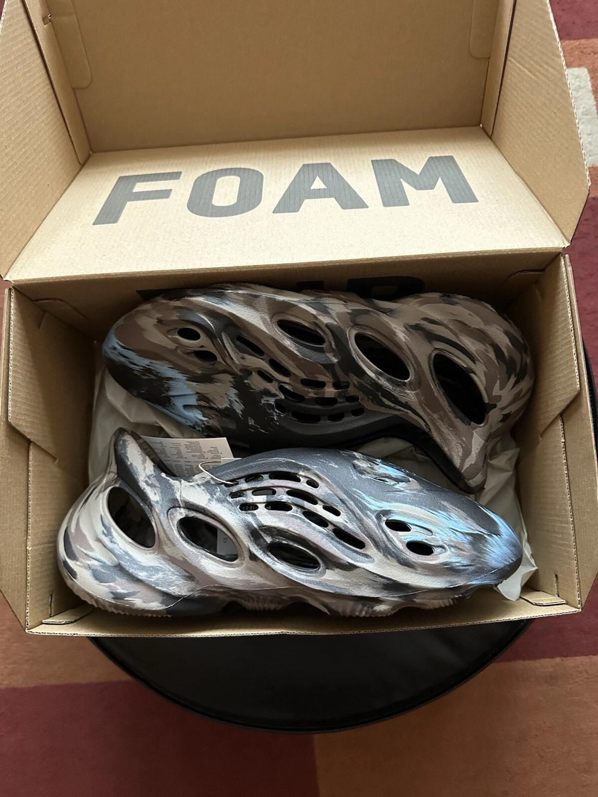 Yeezy Foam Runner Mx Carbon UK 9 ⚫️?? Nuovo con scatola ✅ Spedizione veloce ?