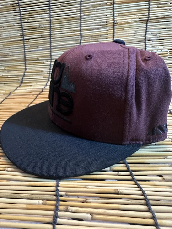 Dakine 210 FlexFit 尺寸 6 7/8-7 1/4 棒球帽贴合图形黑色栗色帽子 — 第 3/4 张图片