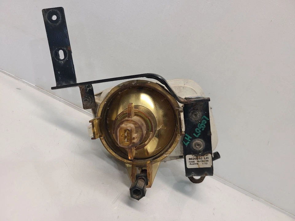 1998-00 Volvo V70 XC (Wagon / AWD) Drivers Left Fog Light W/ Bracket - Image 4 of 4