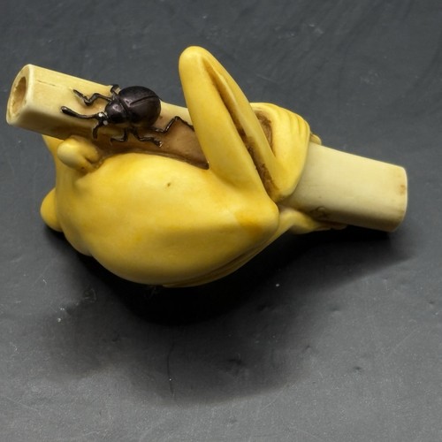 Adam Binder Editions Netsuke "Gelber Frosch auf Stock" signiert 111/250 - Bild 6 von 9