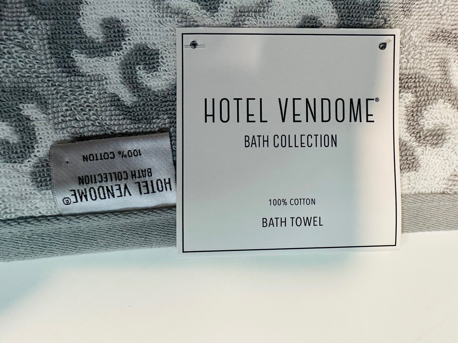 Set Of 2 New HOTEL VENDOME Damask Luxury Medallion Velour Bath Towels