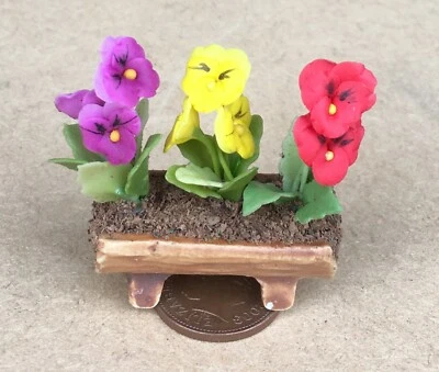 TUMDEE Puppenhaus Gemischte Stiefmütterchen Blumen IN Keramik Trog 1:12 Skala Garten K